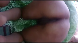 Se pone de cuatro y entrega todo su culito y concha